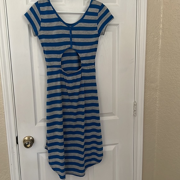 Blue and gray striped dress with small backless area - Picture 2 of 3